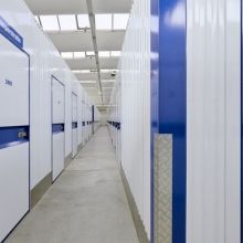 Gang mit Lagereinheiten des Self Storage Anbieters Fritzlager