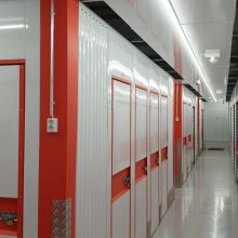 Gang im Bereich der Lagereinheiten eines Self-Storage